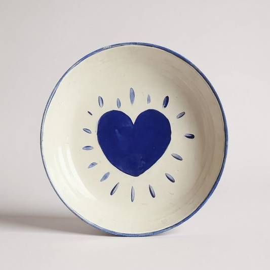 Ensaladera / Plato de servir de cerámica pintado a mano – Corazón Azul 💙