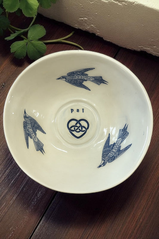 Cuenco de cerámica hecho y pintado a mano – Diseño de aves y símbolo de corazón celta