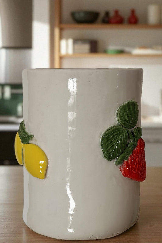 Jarra de cerámica con frutas en relieve