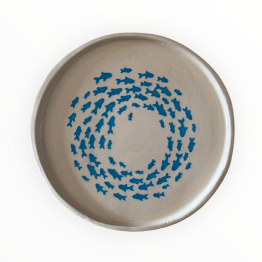Plato de cerámica hecho y pintado a mano – diseño de peces azules