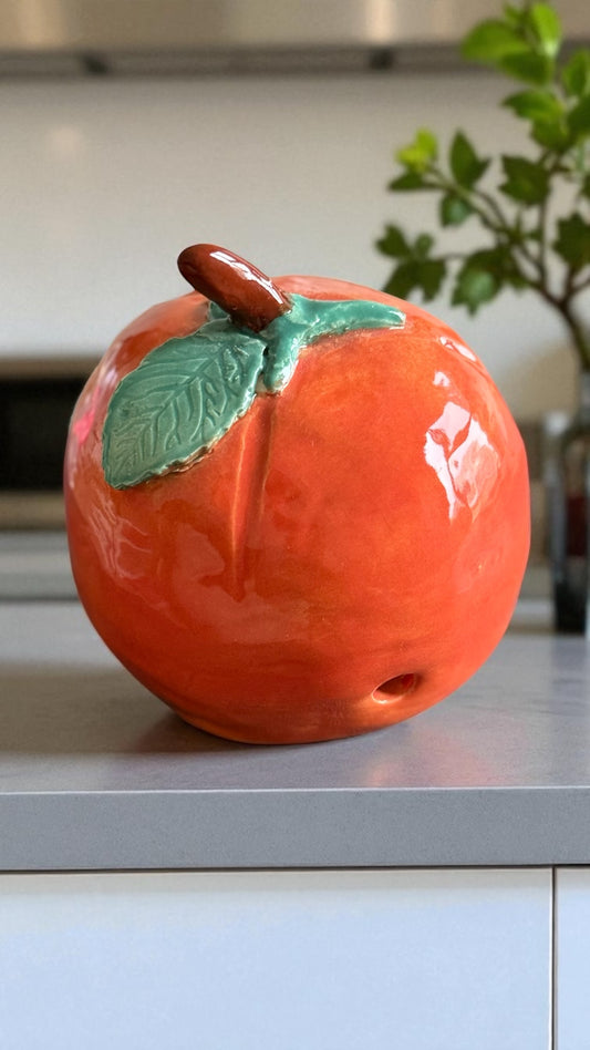 Naranja de cerámica hecha y esmaltada a mano