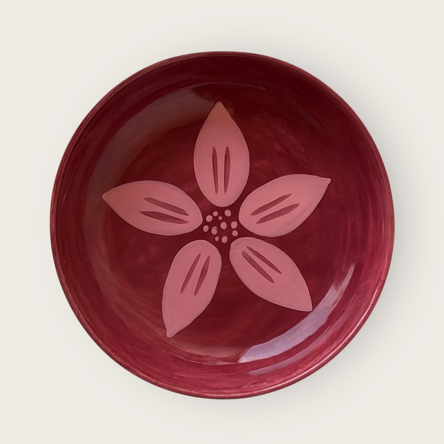 Ensaladera / Plato de servir de cerámica pintado a mano – Susurro Carmesí