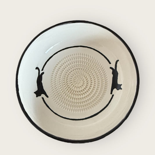 Plato rallador de cerámica pintado a mano - Gato negro