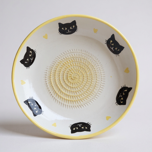 Plato rallador de cerámica pintado a mano – Lola (Edición Limitada Día Internacional del Gato) 🐈‍⬛ SOLO POR ENCARGO 🐈‍⬛