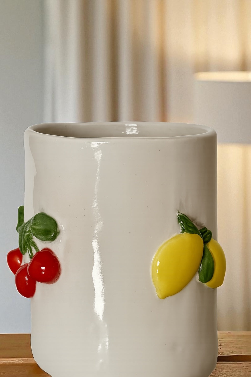 Jarra de cerámica con frutas en relieve